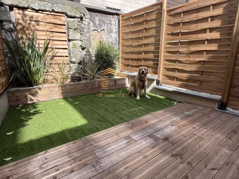 Appartement avec terrasse et jardin.